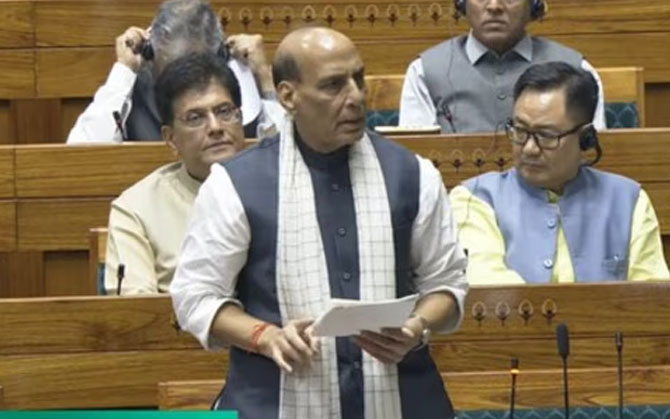 ‘অপারেশন সিঁদুর’ বিতর্কে সারাদিন উত্তাল সংসদ। বিরোধীদের প্রশ্নবাণে বিদ্ধ কেন্দ্র, পাল্টা আক্রমণে রাজনাথ