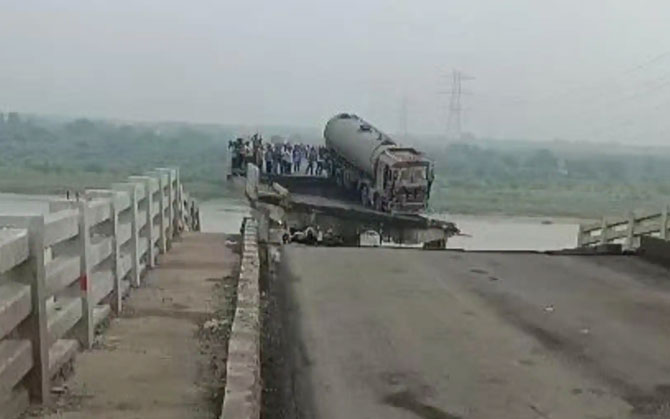 গুজরাটে গম্ভীরা সেতু ভেঙে মহিসাগরে গাড়ি, নিহত অন্তত ৯। কেন্দ্র ও রাজ্য সরকারের ক্ষতিপূরণ ঘোষণা। এই তবে ‘গুজরাট মডেল’! কটাক্ষ বিরোধীদের