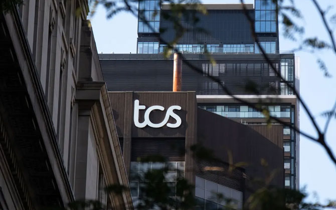 ছাঁটাই-উৎসবের মাঝে ‘উপহার’! সেপ্টেম্বর থেকে ৪.৫ লক্ষ কর্মীর বেতন বাড়াচ্ছে টিসিএস