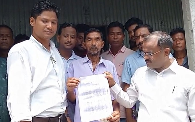 অসম থেকে ফের কোচবিহারের বাসিন্দাকে এনআরসি নোটিস ! নথি দেখালেও সন্তুষ্ট নয় ফরেনার্স ট্রাইব্যুনাল, ‘বাঙালিদের আতঙ্কিত করা হচ্ছে’, পাল্টা দাবি তৃণমূলের