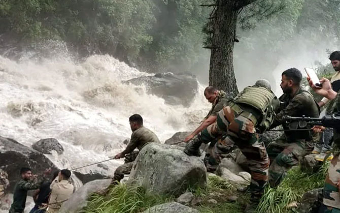 জম্মু-কাশ্মীরে ভয়াবহ ‘ক্লাউডবার্স্ট’, হড়পা বানে ভেসে গেল কিশতওয়ার। এপর্যন্ত মৃত ৩৩, নিখোঁজ বহু