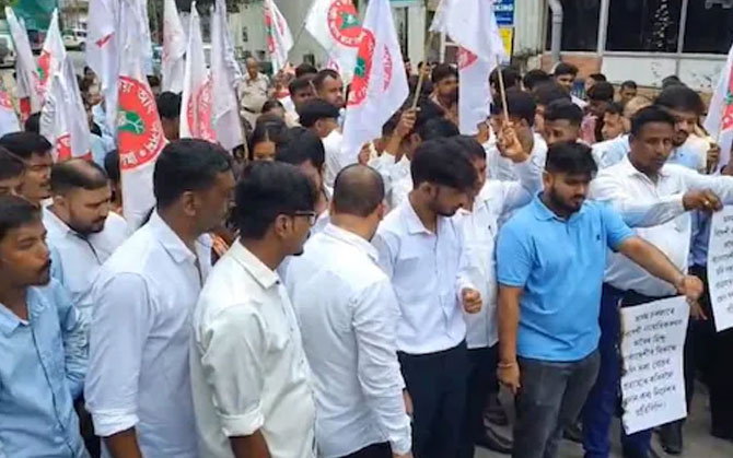 অভিবাসীদের ওপর থেকে মামলা প্রত্যাহারে পক্ষপাতিত্ব, সরকারি নির্দেশের বিরুদ্ধে প্রতিবাদ আসুর