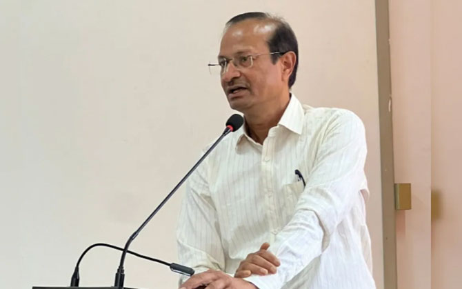 সঞ্জয় কুমারের ক্ষমাপ্রার্থনার পরেও, গবেষণা প্রতিষ্ঠানের বিরুদ্ধে শোকজ নোটিশ! ভোটার সংখ্যা বিতর্কে ‘তথ্য বিকৃতি’র অভিযোগ