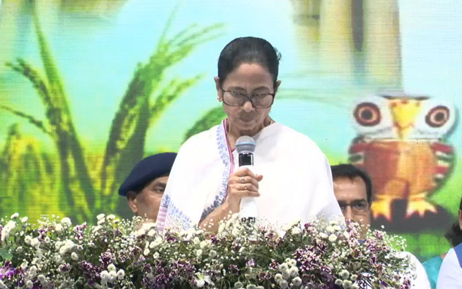 বর্ধমানের সভা থেকে পরিযায়ী শ্রমিকদের ঘরে ফেরার ডাক, কেন্দ্রকে ‘চোর সর্দার’ বলে কটাক্ষ মুখ্যমন্ত্রীর