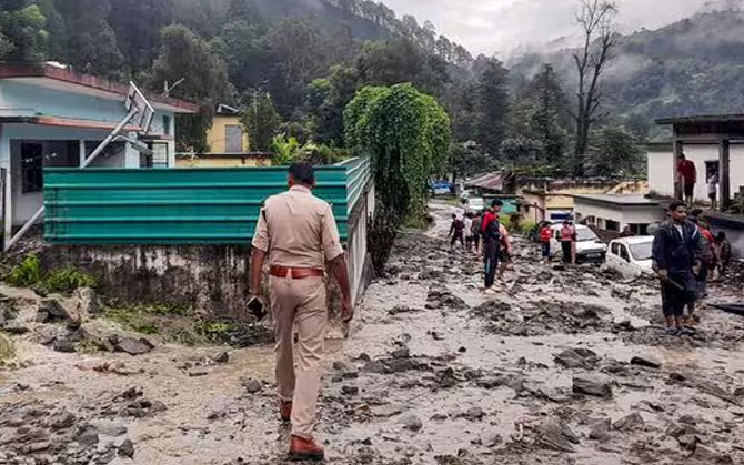 উত্তরাখণ্ডে ফের মেঘভাঙা বৃষ্টি, চামোলি ও রুদ্রপ্রয়াগে নিখোঁজ ৮, ধ্বংসস্তূপে আটক বহু