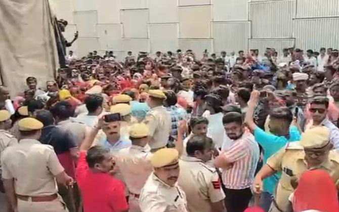 ৮ বছরের শিশুকে ধর্ষণ, উত্তাল উদয়পুর, থানা–বাস ভাঙচুর, রাস্তা অবরোধ, পুলিশের ১০টি গাড়িতে আগুন