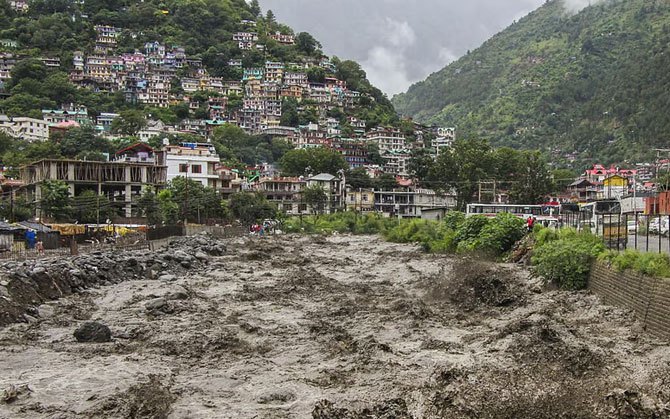 মেঘভাঙা বৃষ্টি ও আকস্মিক বন্যায় তছনছ হিমাচল, উদ্ধার কাজে সেনাবাহিনী। লাগাতার প্রাকৃতিক দুর্যোগে বিপর্যস্ত উত্তর ও উত্তর-পূর্ব ভারত
