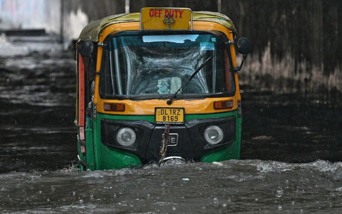 ভারী বৃষ্টিতে বিপর্যন্ত দিল্লি, রেড অ্যালার্ট জারি আবহাওয়া দফতরের