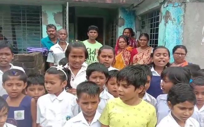 ভেঙে পড়ছে ছাদের চাঙড়,বিপজ্জনক ক্লাসরুম।  সংস্কারের দাবিতে বিক্ষোভ হিঙ্গলগঞ্জে