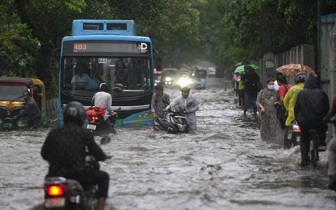 ভোর থেকে প্রবল বৃষ্টিতে আবার বিপর্যস্ত দিল্লি, রেড অ্যালার্ট জারি