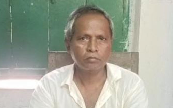 পড়ুয়াদের কে দিয়ে মিড ডে মিলের বাজার, প্রধানশিক্ষককে শোকজ নোটিশ শিক্ষা দফতরের