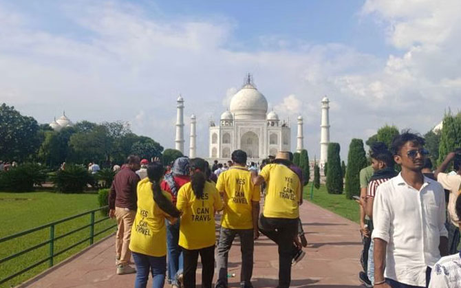 ‘অনুভবের তাজমহল’— ৫০ জন দৃষ্টিহীন ভ্রমণকারীর অনন্য সুন্দর অভিজ্ঞতা