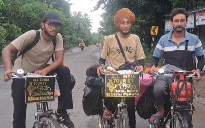 দূষণ রোধের বার্তা ছড়াতে সাইকেলে দেশ ঘুরছেন পাঞ্জাবের একদল যুবক