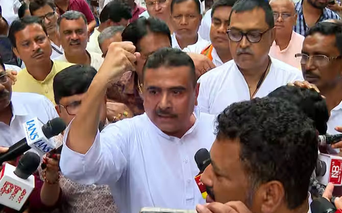 বিধানসভায় ফের সাসপেনশন বিতর্ক! শুভেন্দুকে নিয়ে স্পিকারের সিদ্ধান্তে দ্বিচারিতার অভিযোগ, প্রতিবাদে প্রশ্নোত্তর পর্ব বয়কট বিজেপির