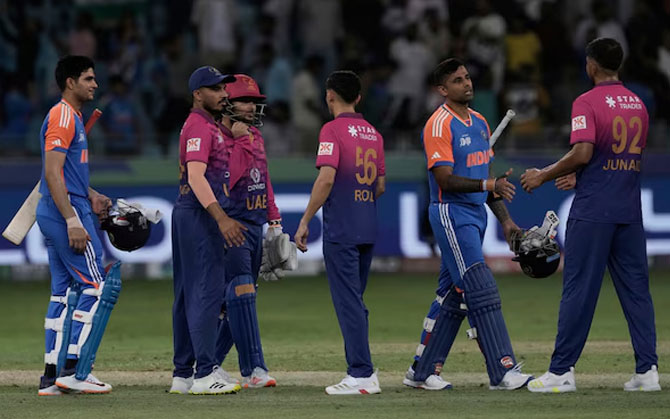 ভয়ঙ্কর কুলদীপ, আমিরশাহীকে ৯ উইকেটে উড়িয়ে এশিয়া কাপে যাত্রা শুরু করল ভারত