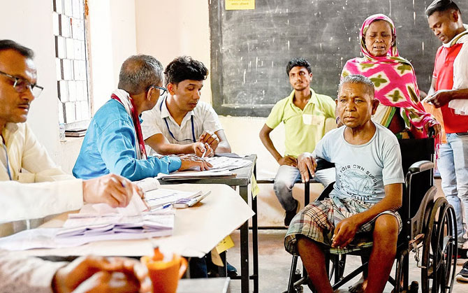 জনগণনায় অদৃশ্য ‘ভিন্নভাবে সক্ষম ব্যক্তি’দের তথ্য: অবহেলিত কয়েক কোটি নাগরিক