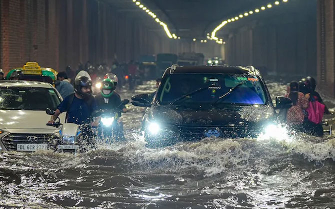 ভয়াবহ বন্যায় পাঞ্জাবে মৃত ২৯, হাজার হাজার মানুষ গৃহহীন। বিপদসীমা অতিক্রম করে দিল্লির বাড়িতে যমুনার জল