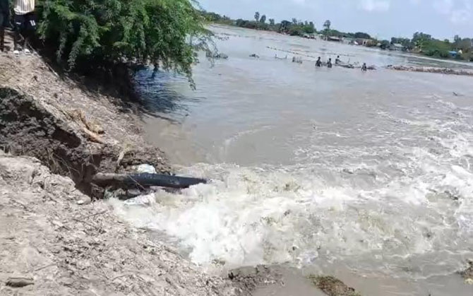 গৌড়েশ্বরের বাঁধ ভেঙে প্লাবিত সন্দেশখালির গ্রাম। ব্যাপক ক্ষতি ধান ও মাছ চাষে । জরুরি মেরামতিতে নামল সেচ বিভাগ
