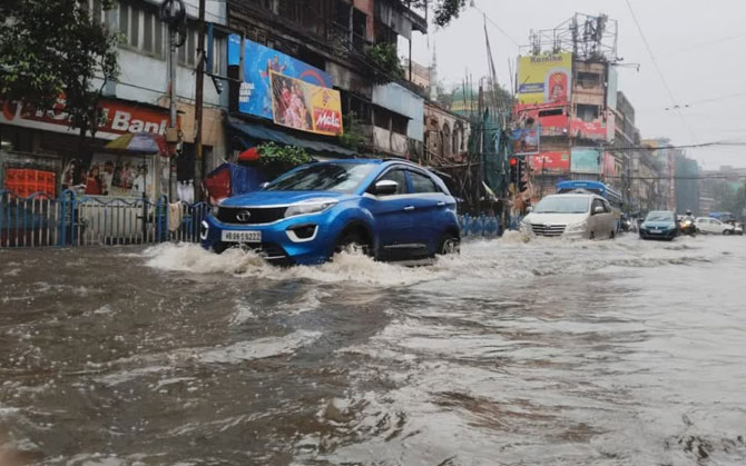 এখনো জলবন্দি কলকাতায় একাধিক এলাকা, জনজীবনে ভোগান্তি অব্যাহত। পরিস্থিতি নিয়ে কী বলছেন মুখ্যমন্ত্রী, মেয়র?