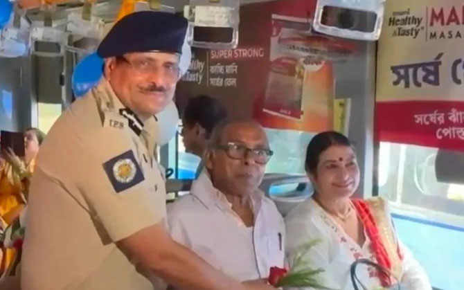 চতুর্থীতে অন্যরকম মণ্ডপ পরিক্রমা: কলকাতা পুলিশের হাত ধরে ৬৫০ মুখে ফুটল হাসি