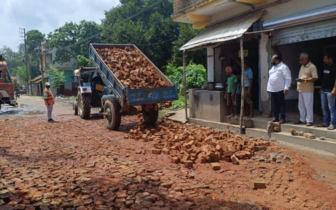 সাম্মানিকের টাকায় কলনা পুর এলাকায় রাস্তা মেরামতি তৃণমূল কাউন্সিলরের