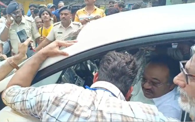 হাওড়ায় ‘নরেন্দ্র কাপ’ ঘিরে উত্তেজনা! শমীক ভট্টাচার্যকে ঘেরাও তৃণমূলের, নেতৃত্বে মনোজ তিওয়ারি