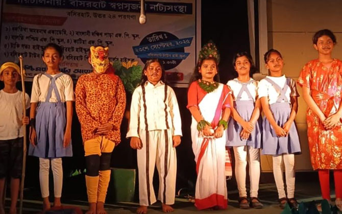 ‌স্কুলের পড়ার ফাঁকে নাটক অভিনয় করে তাক লাগিয়ে দিল শিশুরা।