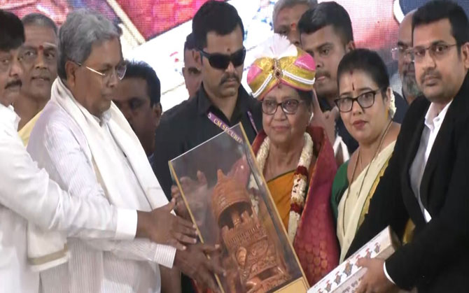 মহীশূর দশেরায় ঐতিহ্যের দীপশিখা জ্বালালেন বানু মুশতাক। দিলেন শান্তি, সম্প্রীতি আর ঐক্যের বার্তা