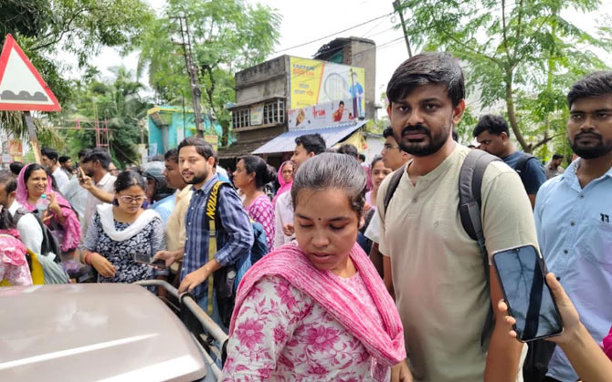 চাকরি হারা শিক্ষকদের যোগ্য তালিকার প্রতিবাদী মুখ হুমায়ুন ফিরোজ, পরীক্ষা দিয়ে বললেন আন্দোলন থামবে না