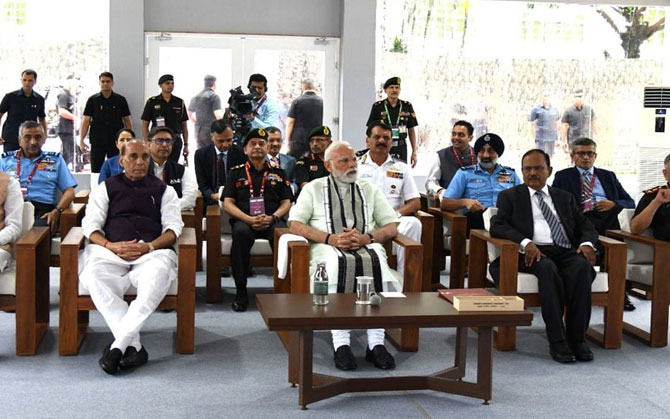 সকালে ফোর্ট উইলিয়ামে সেনা কৌশল ঘিরে ঘিরে আড়াই ঘণ্টার ‘ব্রেনস্টর্মিং’, বিকেলে বিহারে রাজনৈতিক কটাক্ষবাণ প্রধানমন্ত্রী মোদির