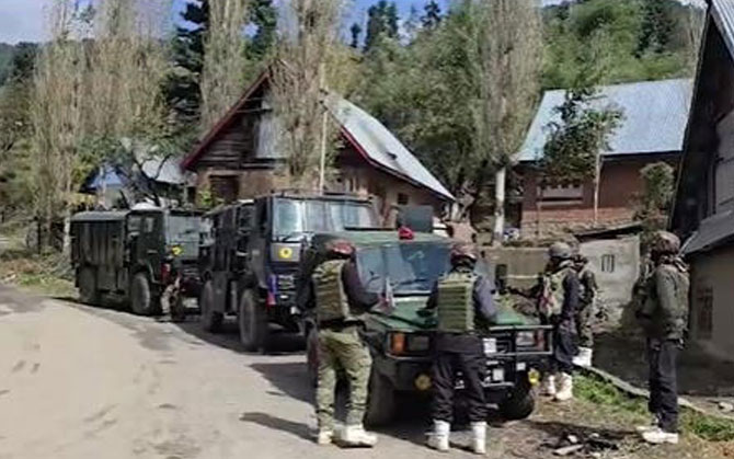 সন্ত্রাসবিরোধী অভিযানে দক্ষিণ কাশ্মীরের জঙ্গলে নিখোঁজ ২ সেনা, জোর তল্লাশি সেনাবাহিনীর