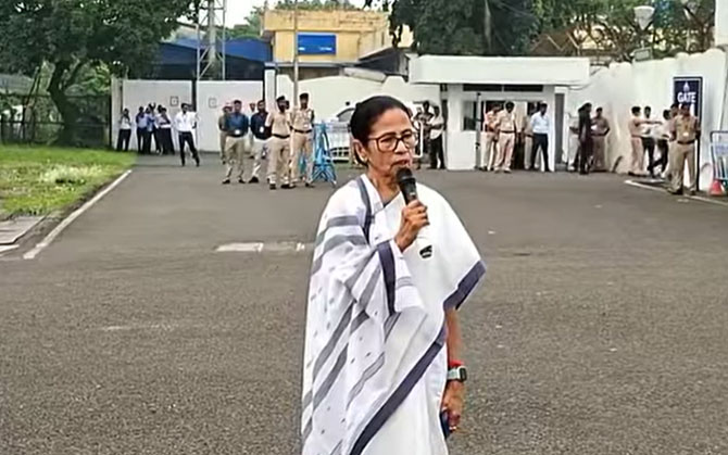 বঙ্গ জুড়ে ‘ম্যান মেড বন্যা’— বিষ্ফোরক অভিযোগ মুখ্যমন্ত্রীর। মৃতদের পরিবারকে ৫ লক্ষ টাকা ক্ষতিপূরণ ও চাকরির ঘোষণা