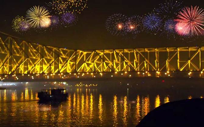 সময়সীমা পেড়িয়েও ফাটলো বাজি । তবুও বায়ুদূষণ, শব্দদূষণ এবার কম কলকাতায়, দাবি সিপি মনোজ বর্মার । দিল্লি নিয়ে উষ্মা পরিবেশবিদদের