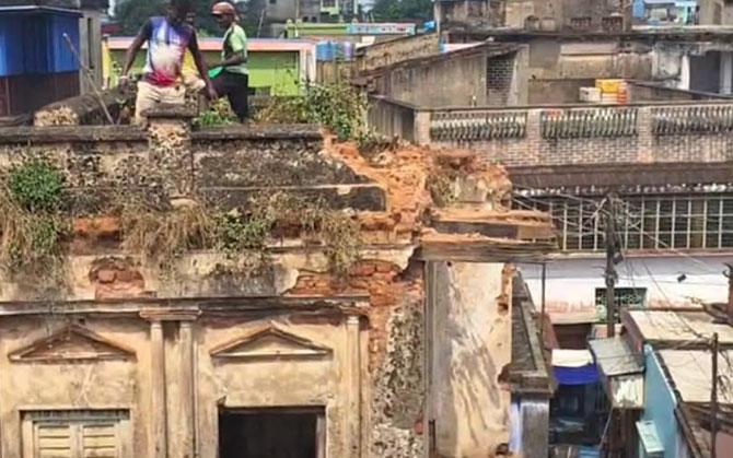 কাটোয়ায় বিপজ্জনক বাড়ি ভাঙা শুরু পুরসভার