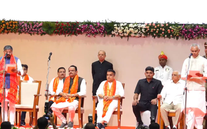 গুজরাতে বিজেপির মন্ত্রিসভায় নতুন মুখ ১৯। শপথ নিলেন ক্রিকেটের জাডেজার স্ত্রী, উপমুখ্যমন্ত্রী হর্ষ সাংভি
