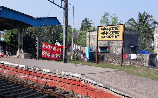 যাত্রী পরিষেবা বাড়াতে পরিদর্শন রেল কর্তার । বসিরহাট-হাসনাবাদ রেলপথে এবার ডবল লাইন ?