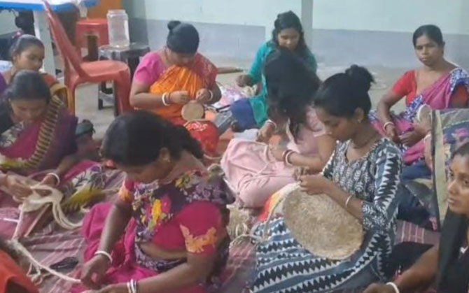 মহিলাদের স্বনির্ভর করার উদ্যোগ, পরিবেশবান্ধব সামগ্রী তৈরির প্রশিক্ষণ পূর্বস্থলীতে