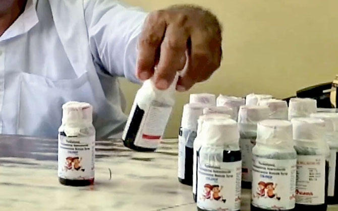 ‘কোল্ডরিফ’ সিরাপে শিশুমৃত্যু, বোতলপিছু ডাক্তারের কমিশন ১০ শতাংশ ! আদালতে বিস্ফোরক রিপোর্ট পেশ তদন্তকারীদের