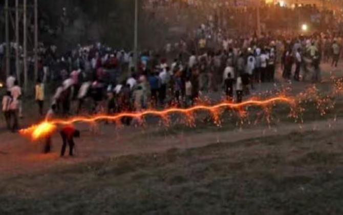 ইন্দোরে মুঘল আমলের ঐতিহ্যবাহী ‘‌হিঙ্গোট যুদ্ধ’ চলাকালীন অগ্নিদগ্ধ হয়ে আহত ৩৫ জন