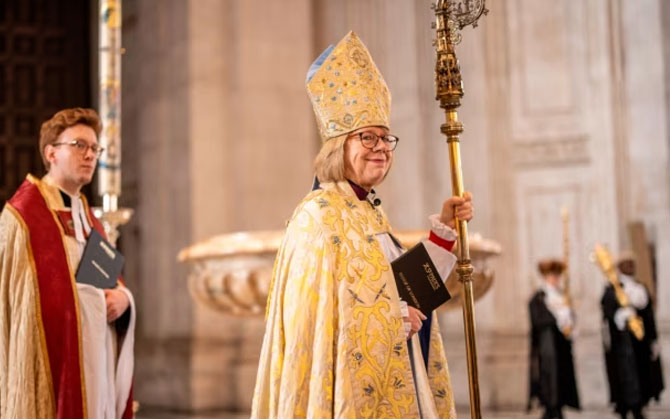 ১,৪০০ বছরের পুরনো ঐতিহ্য ভেঙে, প্রথম নারী হিসেবে কেন্টারবেরির আর্চবিশপ পদে সারাহ মুলাল্লি