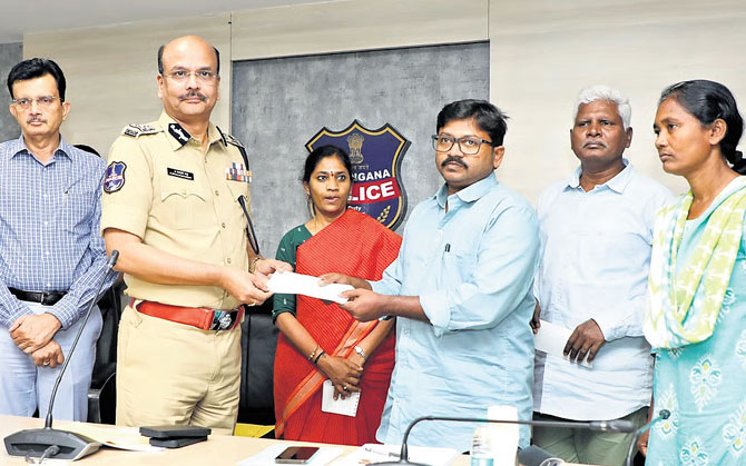 তেলেঙ্গনা পুলিশের কাছে আত্মসমর্পন তিন শীর্ষ মাওবাদী নেতার