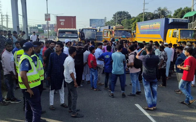 ‘জুলাই সনদ’ ঘিরে উত্তাল বাংলাদেশ ! সংসদ ভবনে শহিদ পরিবার-আহতদের অবস্থান। চাপে পড়ে পঞ্চম দফায় জরুরি সংশোধন ইউনূস সরকারের