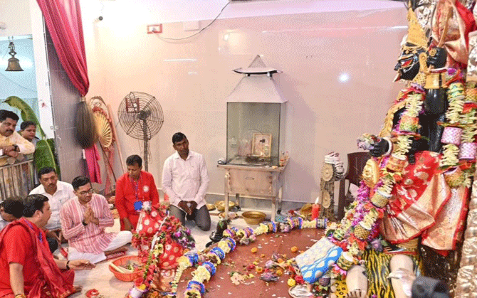 নৈহাটির বড়মার মন্দিরে পুজো দিলেন অভিষেক