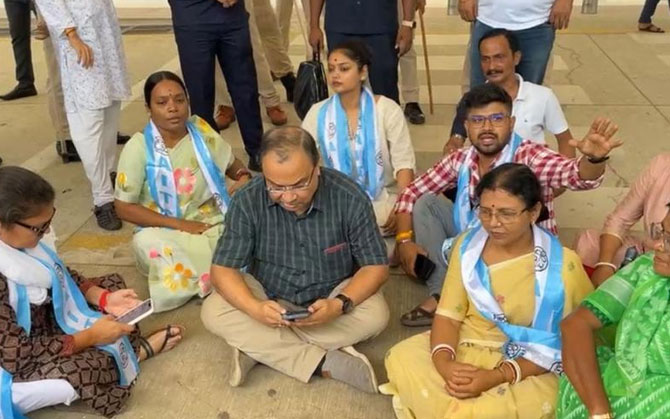 ত্রিপুরায় পুলিশি বাধা, ধর্নায় বসলেন তৃণমূল প্রতিনিধিরা। ‘গান্ধীবাদ’ ছেড়ে ‘সুভাষবাদের’ ডাক শশি পাঁজার