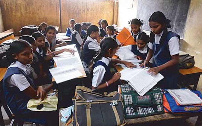 শিক্ষক নেই ! এসআইআর-এ বিএলও জোগাতে গিয়ে বাংলার কয়েক হাজার স্কুলে পড়াশোনা স্তব্ধ