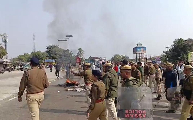 গোষ্ঠী সংঘর্ষে অগ্নিগর্ভ অসমের কোকরাঝাড়! নিহত দুই, ত্রাণশিবিরের আশ্রয়ে হাজারো মানুষ। পরিস্থিতি নিয়ন্ত্রণে নামল সেনা, জারি কারফিউ