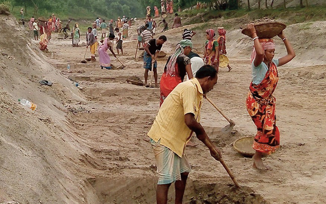 দীর্ঘ টানাপড়েনের অবসান, রাজ্যে ফের শুরু হতে চলেছে ১০০ দিনের কাজ ! তৎপর রাজ্য পঞ্চায়েত দফতর