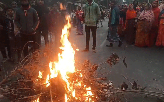 এসআইআর নিয়ে হয়রানির প্রতিবাদে অবরোধ বসিরহাট উত্তরে