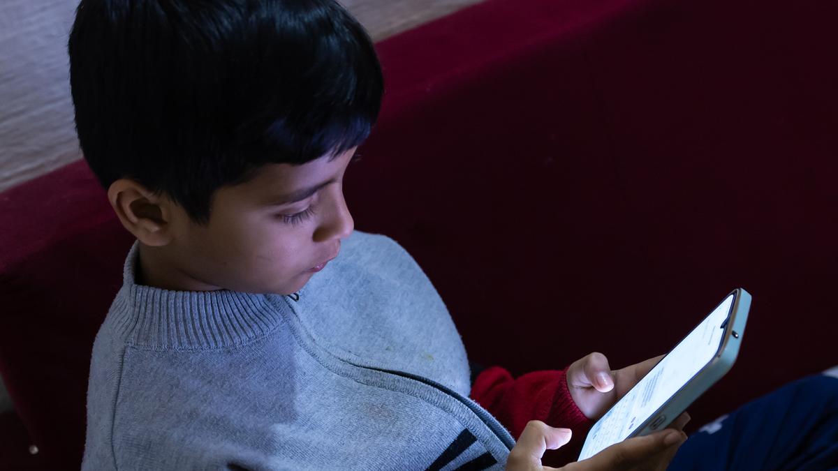 ভারতেও শিশুদের জন্য সমাজমাধ্যমে বয়সভিত্তিক সীমাবদ্ধতা ? ইঙ্গিত কেন্দ্রীয় তথ্য-প্রযুক্তি মন্ত্রীর