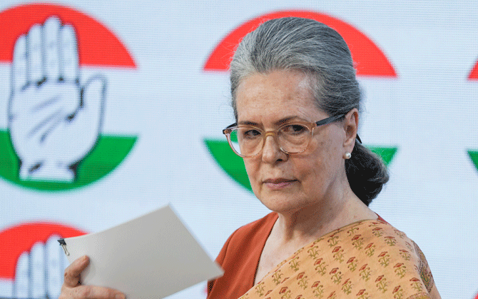 ‘মহিলা সংরক্ষণ বিল’ নিয়ে তড়িঘড়ি অধিবেশন কেন্দ্রের। গণতন্ত্র খর্বের অভিযোগ সোনিয়া গান্ধির